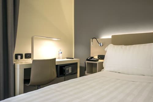 43 Station Hotel, Room