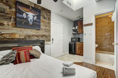 Destination Stays Griffintown Montreal, Room