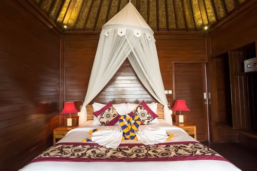 The Bridge Huts, Room