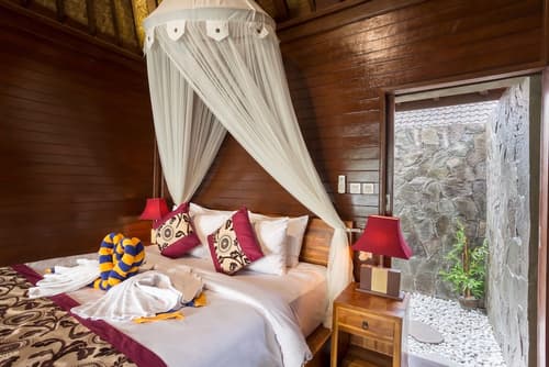 The Bridge Huts, Room