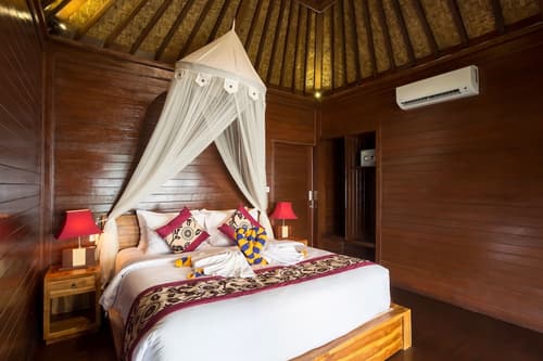 The Bridge Huts, Room