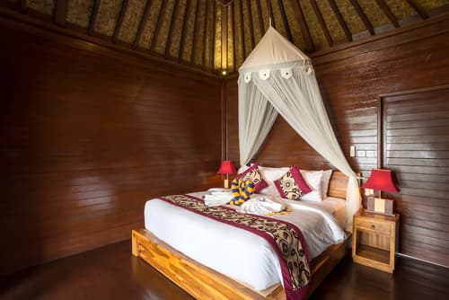 The Bridge Huts, Room