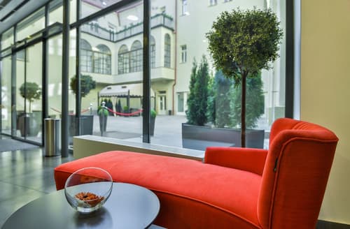 Hotel Garden Court, Interior entrance