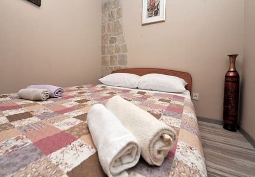 Sunset Apartment, Room