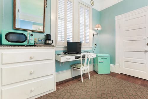 B&W Courtyards, Room