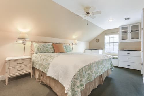 B&W Courtyards, Room