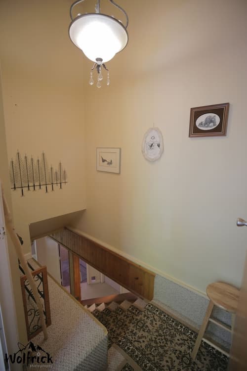 Jewel Lake Bed and Breakfast, Interior entrance