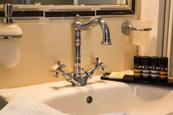 Nymfes, Bathroom sink