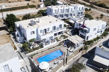 Nymfes, Property grounds