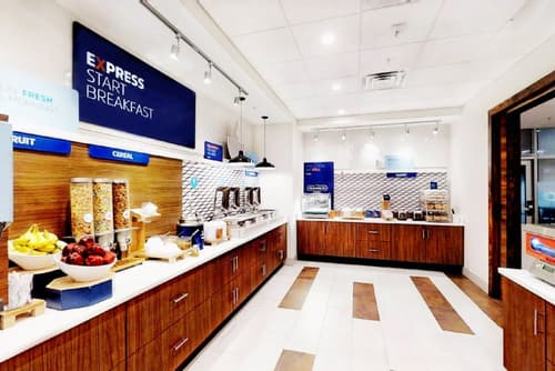 Holiday Inn Express & Suites Chalmette - New Orleans S by IHG, Breakfast meal