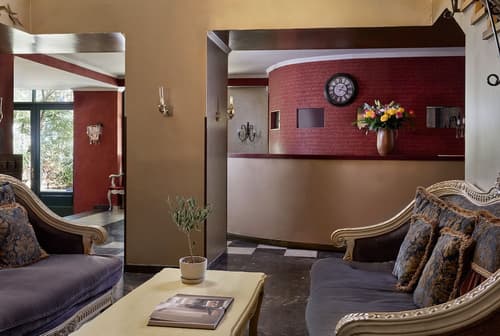 Delphi Art Hotel, Reception