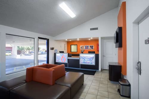 Motel 6 Kingman, AZ - Route 66 West, Lobby sitting area