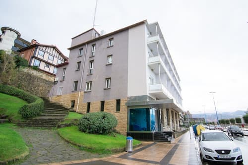 Petit Palace Tamarises, Property grounds