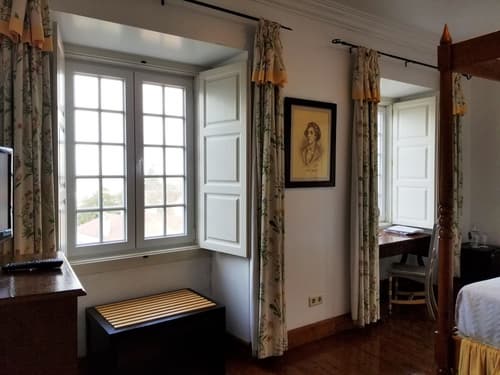 Lawrence's Hotel, Room