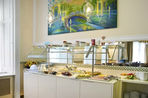 HiLight Suites Hotel, Food court