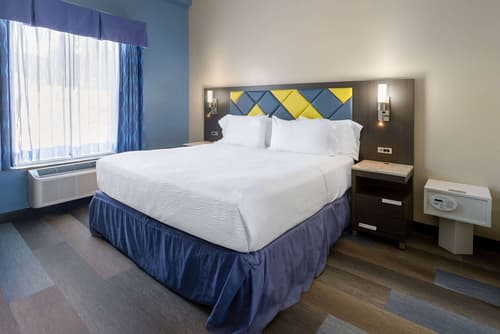 Days Hotel by Wyndham North Bergen /NYC Area, Room
