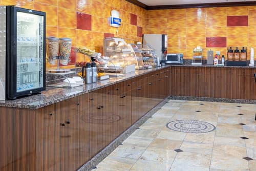 Days Hotel by Wyndham North Bergen /NYC Area