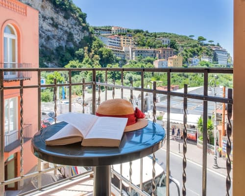 Hotel Ascot, Balcony