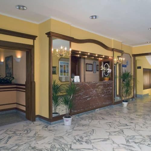 Hotel Ascot, Reception