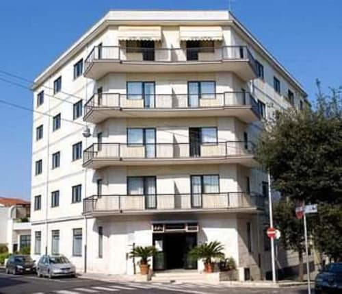 Hotel Astoria, Primary image