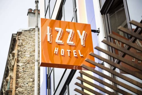 Hotel Izzy, Exterior