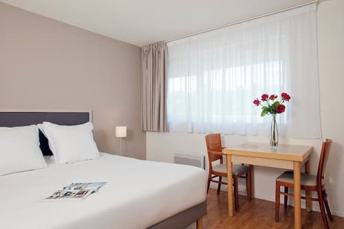 Séjours & Affaires Poitiers Lamartine, Room