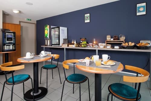 Séjours & Affaires Poitiers Lamartine, Breakfast area