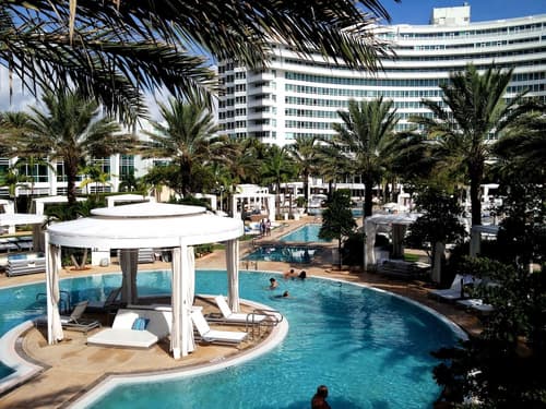 Fontainebleau Miami Beach, Pool