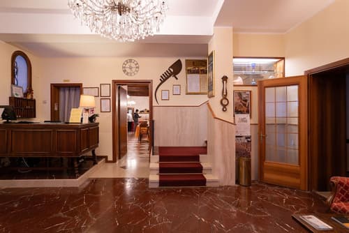 Tivoli Hotel, Reception