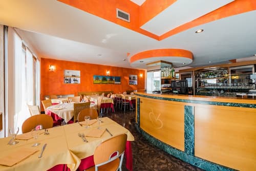 Hotel Au Soleil, Food court