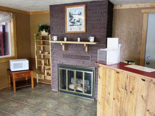 Traveler's Lodge, Lobby