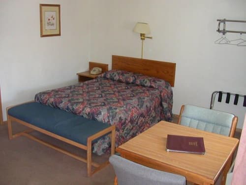 Traveler's Lodge, Room