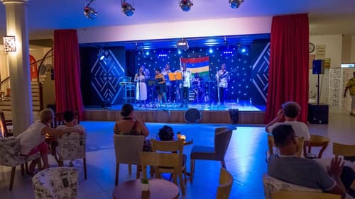 Le Peninsula Bay Beach Resort, Theater show