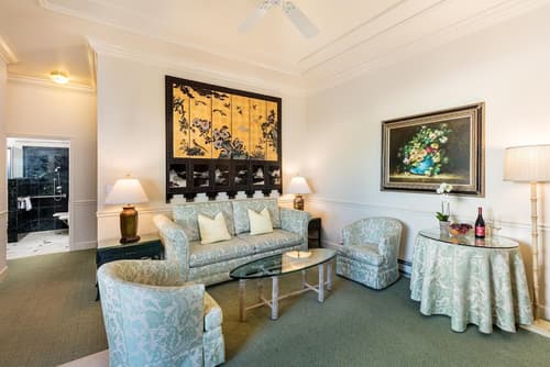 Tally Ho Inn, Living room