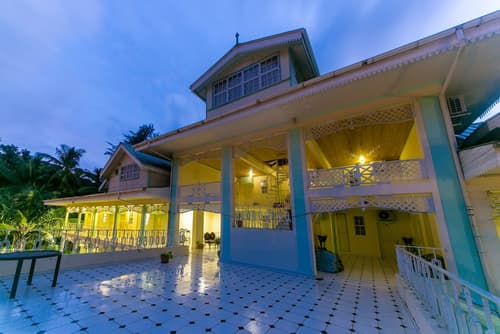 Palm Beach Hotel, Front of property