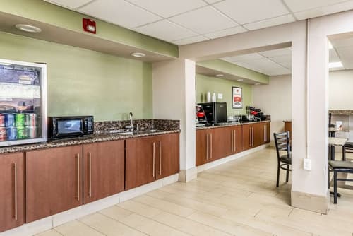 Econo Lodge And Suites Bricktown