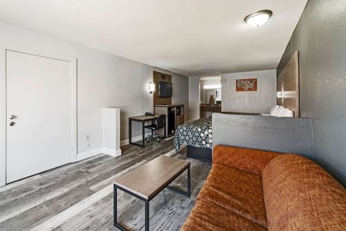 Econo Lodge And Suites Bricktown, Room