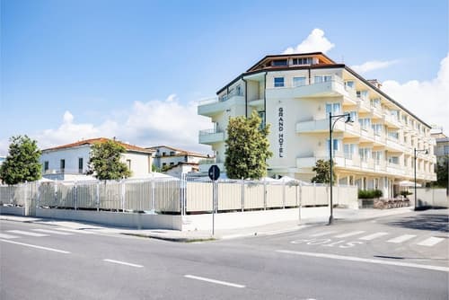 Grand Hotel, Front of property