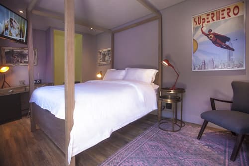 The Grey Hotel, Room