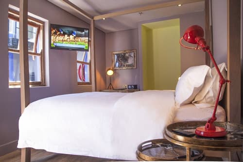 The Grey Hotel, Room