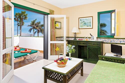 Puerto Caleta, Primary image