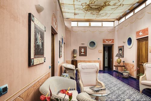 Hotel Eros, Lobby sitting area