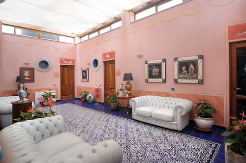 Hotel Eros, Lobby sitting area