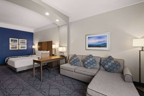 La Quinta Inn and Suites by Wyndham at WaTiki Waterpark, Room