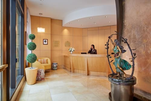 Orchard Garden Hotel, Lobby sitting area