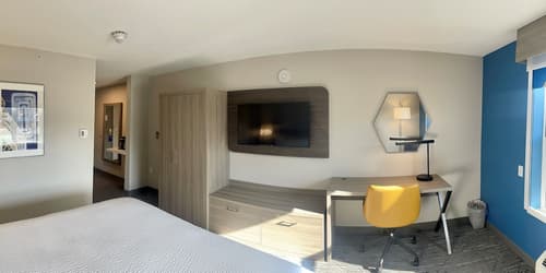 Holiday Inn Express & Suites Marquette by IHG, Room