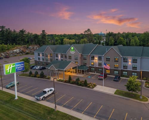 Holiday Inn Express & Suites Marquette by IHG