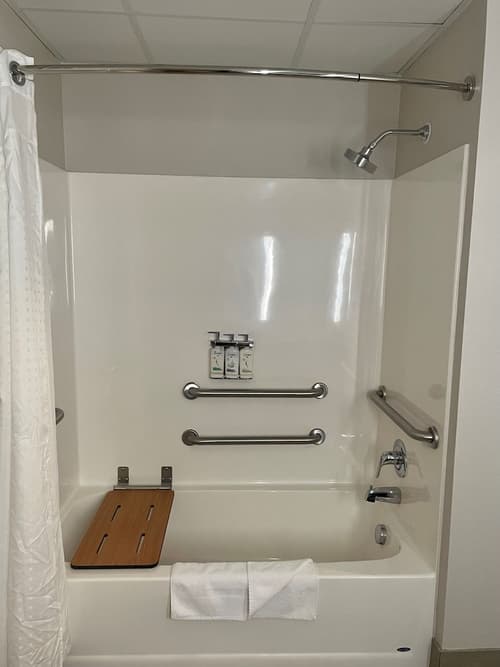 Holiday Inn Express & Suites Marquette by IHG, Room