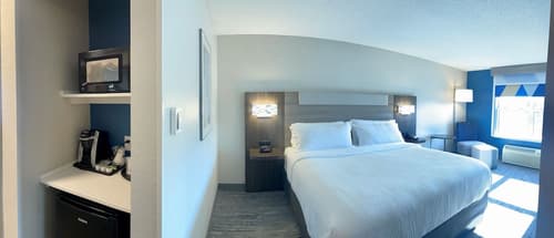 Holiday Inn Express & Suites Marquette by IHG, Room