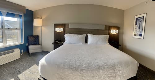 Holiday Inn Express & Suites Marquette by IHG, Room